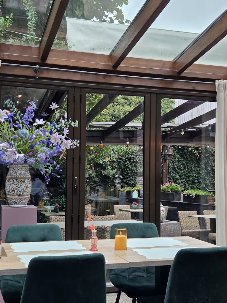 De serre van Le Jardin met bloemen